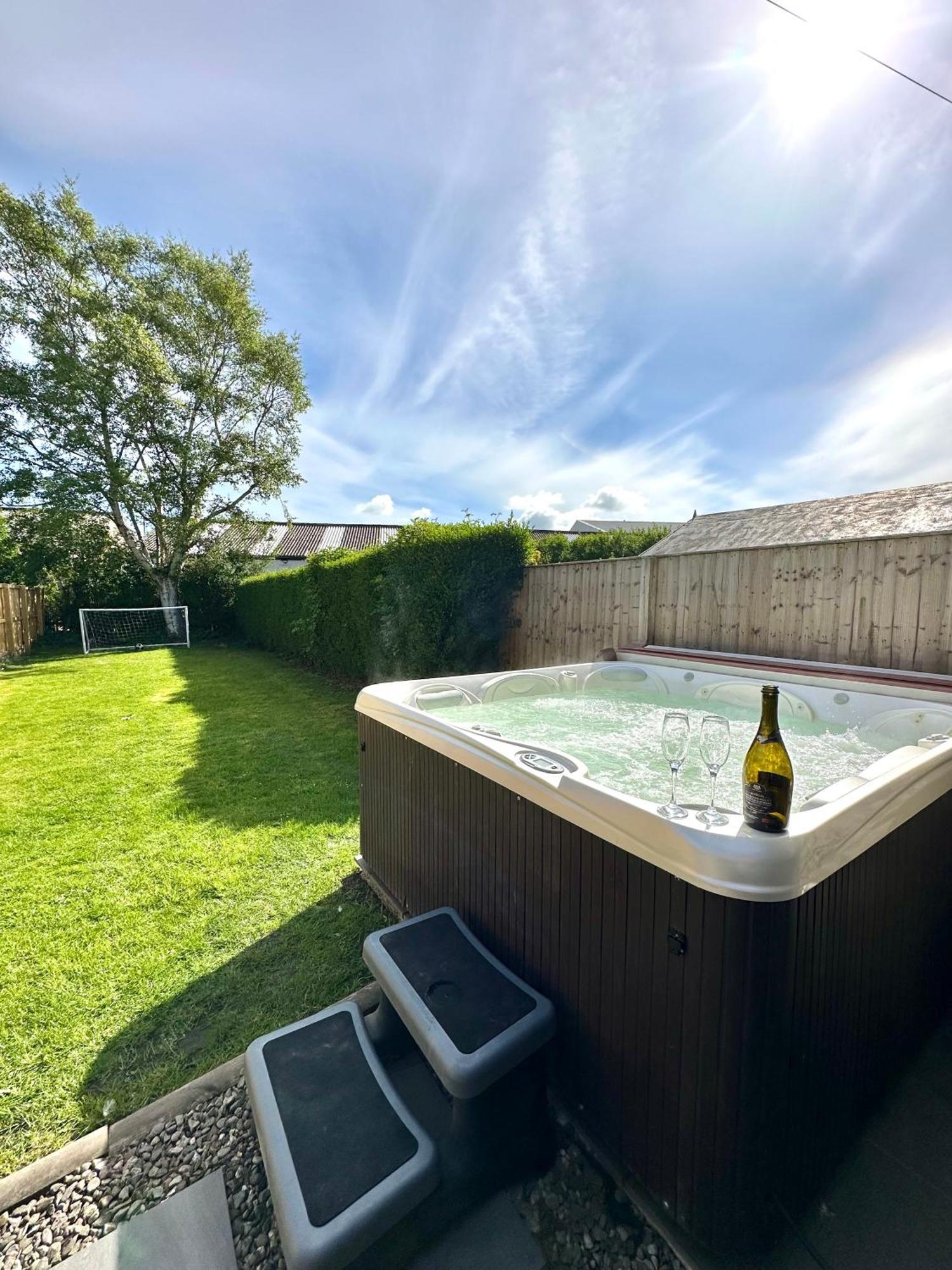 Stylish & Chic Central Apartment With Hot Tub パース エクステリア 写真